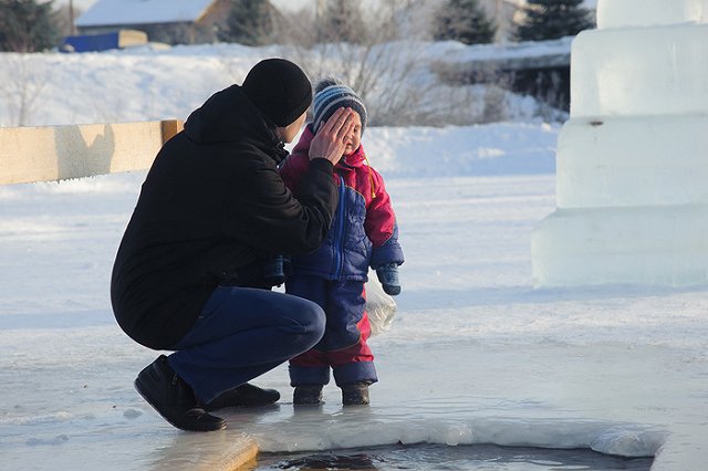 Священник бил ребенка во время крещения