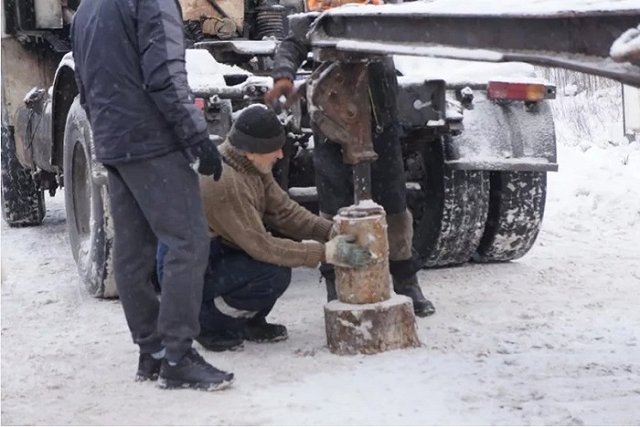 Дальнобойщик из Тамбова две недели прожил на Серовском тракте в сломавшемся МАЗ