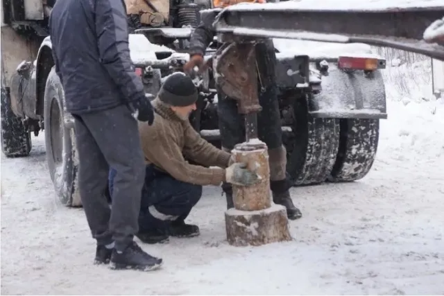 Дальнобойщик из Тамбова две недели прожил на Серовском тракте в сломавшемся МАЗ