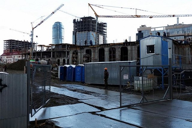 Свердловские строители вновь просят открыть въезд в РФ рабочим из Таджикистана и Узбекистана