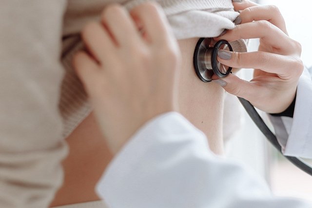 Онколог рассказал, с какими симптомами нужно срочно обращаться к врачу