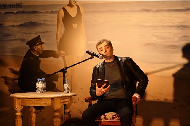 «Привет от Суркова»: конспирологическая версия скандала в Ельцин Центре