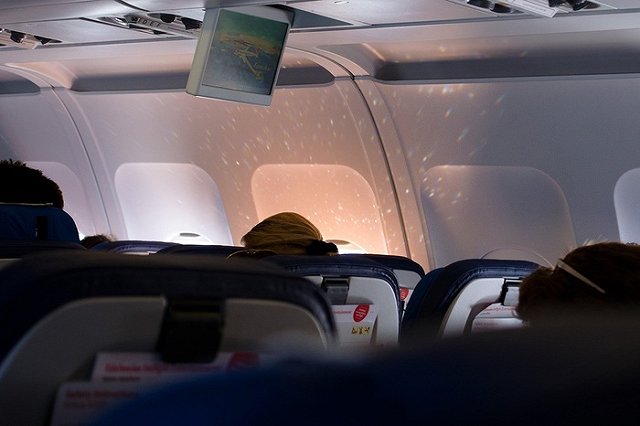 Екатеринбурженку, устроившую дебош в самолете, заперли в туалете