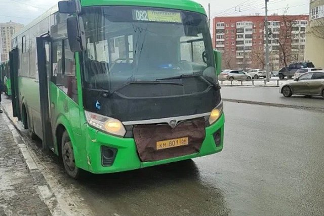 В Екатеринбурге два автобуса столкнулись и перегородили дорогу