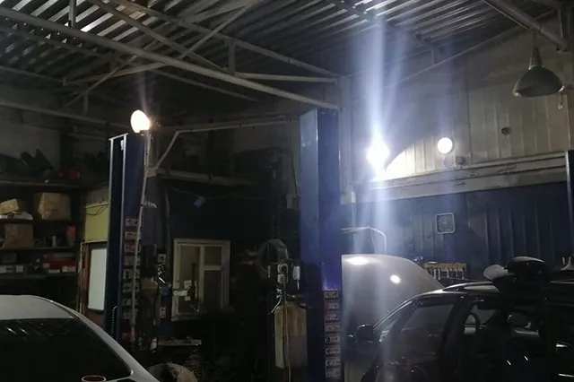 В екатеринбургском автосервисе на слесаря рухнула машина