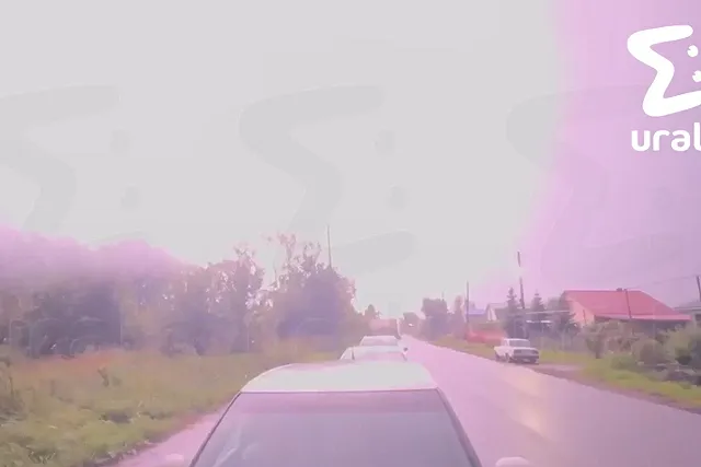 В свердловском городе молния ударила по очереди на заправку