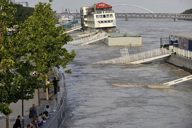 12 человек погибли из-за наводнения на Лазурном берегу