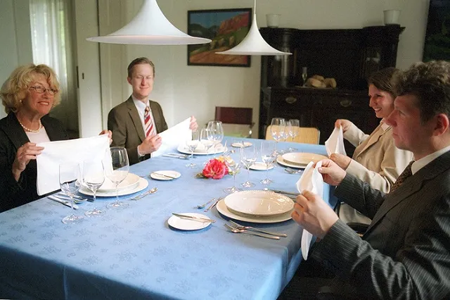 «Класть телефон на стол — непростительный ляп по правилам этикета»