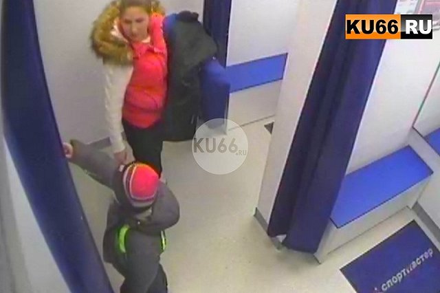 Женщина с маленьким мальчиком совершила кражу из «Спортмастера»