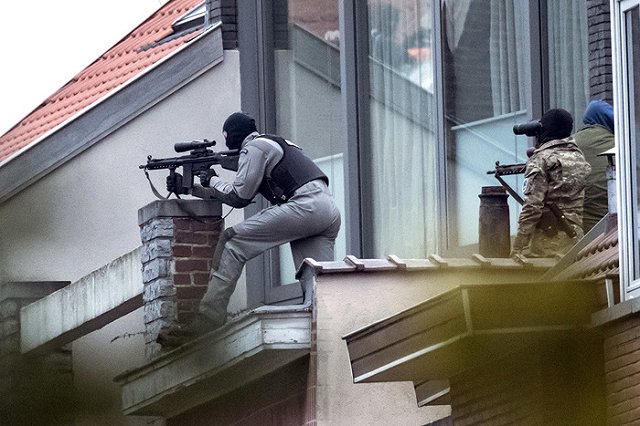 Снайпера чуть не убило дверью холодильника, в который он выстрелил