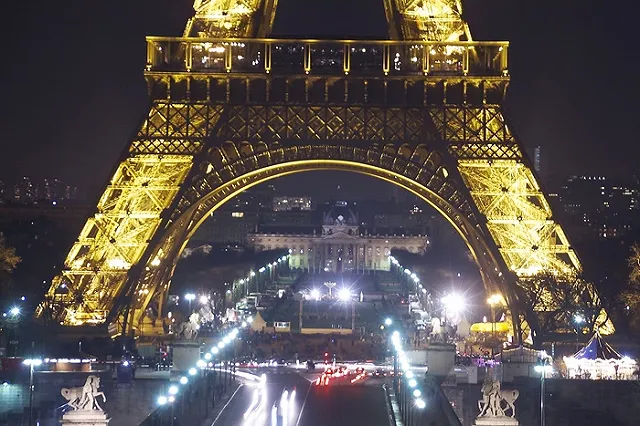 На Эйфелевой башне открылась площадка для гольфа