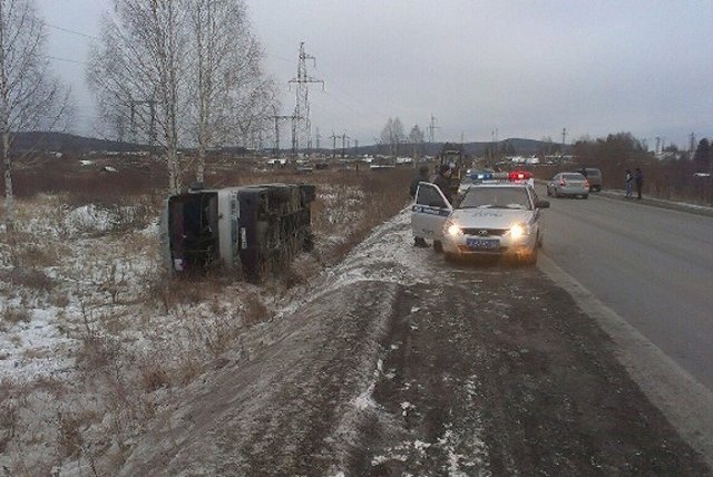 Автобус рейсом Екатеринбург — Качканар столкнулся с легковушкой и опрокинулся