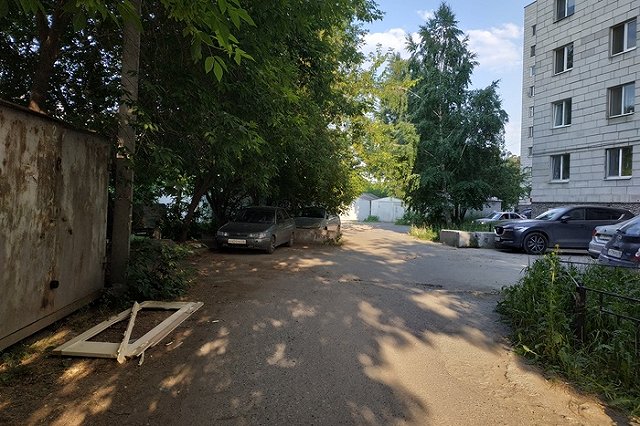 Во дворах на Просторной водитель избил мужчину, который не давал ему проехать