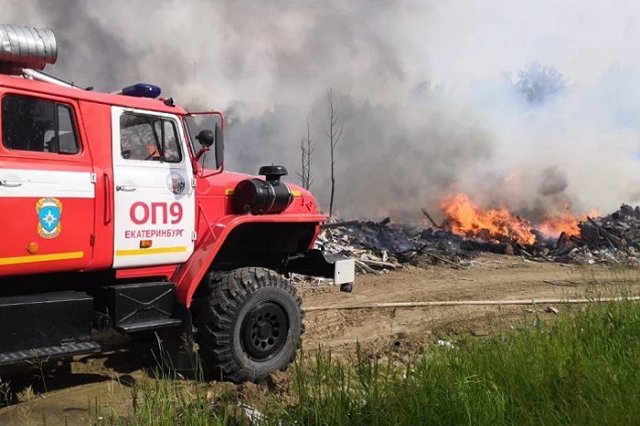 В районе Кольцово заметили густой черный дым