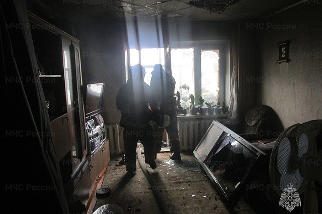 Мужчина выпал из горящей квартиры на улице Автомагистральная в Екатеринбурге