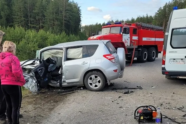 На Урале Toyota RAV4 снес корейский внедорожник, полный пассажиров