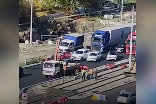 На въезде в Академический образовалась гигантская пробка