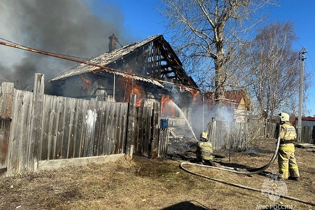 В Новоуральске при пожаре в СНТ погиб семилетний мальчик