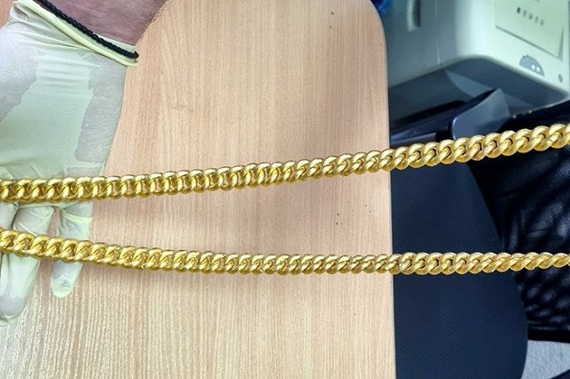 Двух пассажирок задержали с золотыми цепями на 19 миллионов рублей в аэропорту