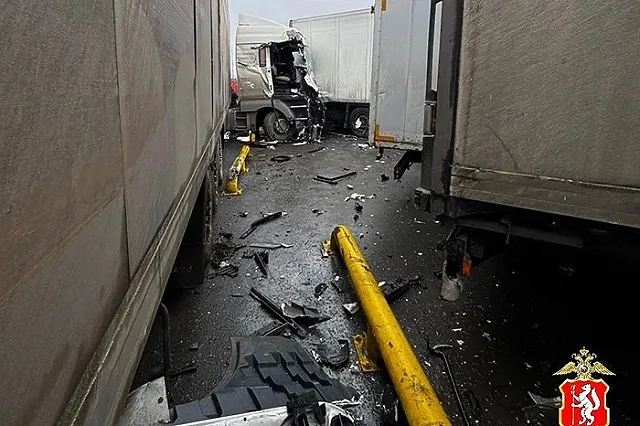 Водитель MAN повредил семь грузовиков у сортировочного центра под Первоуральском