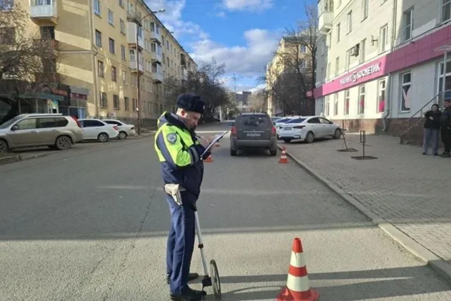 В Екатеринбурге иномарка сбила ребёнка, переходившего дорогу на зелёный