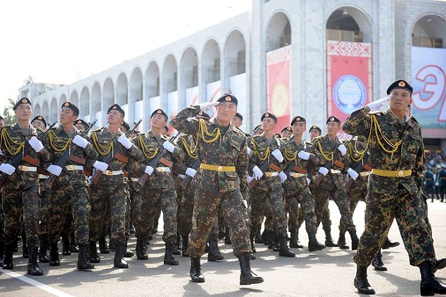 Военнослужащий застрелил сослуживца в Бишкеке и ранил еще одного «по уставу»