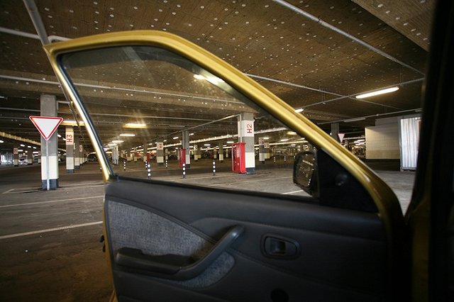 Аэропорт Кольцово на время снизил цены на автопарковку