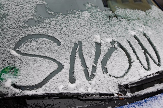 Машину?! Ветками?! Автовладельцы столкнулись с новой детской зимней забавой