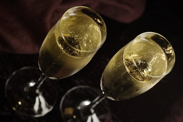 В «Роскачестве» рассказали, как выбирать шампанское