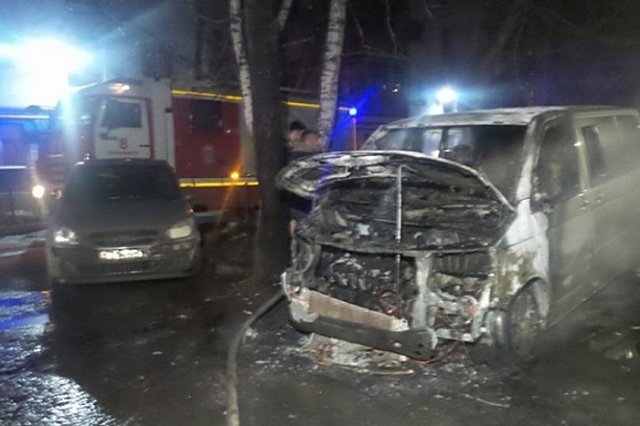 Сегодня ночью в Екатеринбурге сгорели два автомобиля