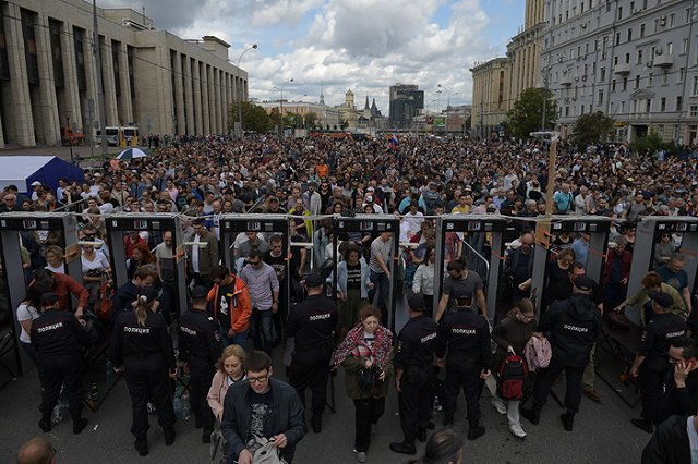 Московским полицейским приходится менять имена в соцсетях из-за угроз