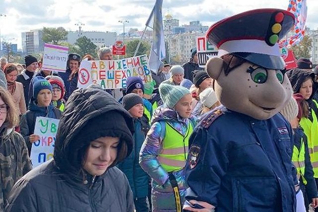 Более 2000 школьников и студентов вышли на «Марш безопасности» в Екатеринбурге