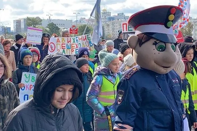 Более 2000 школьников и студентов вышли на «Марш безопасности» в Екатеринбурге