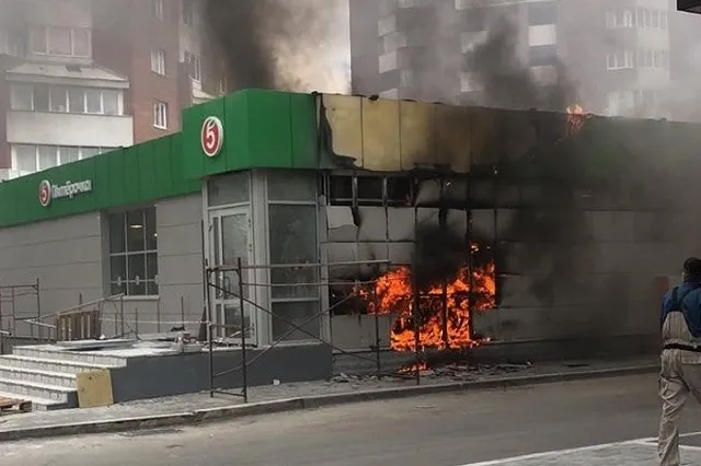 Сильно пахнет пластмассой: в Екатеринбурге загорелась «Пятерочка»