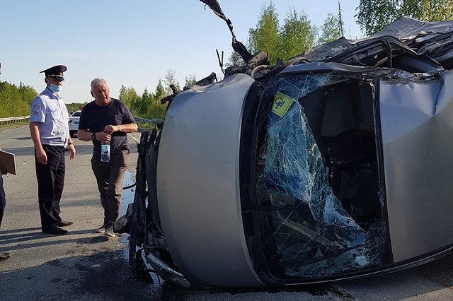 На Серовском тракте Hyundai вылетел на встречную полосу, столкнулся с грузовиками и опрокинулся