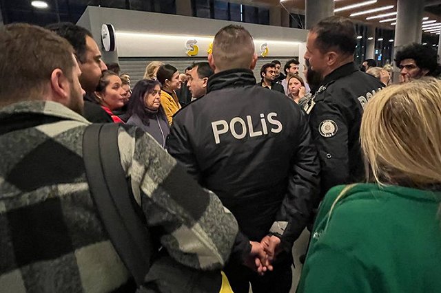 Екатеринбуржцы устроили скандал в аэропорту из-за задержки рейса