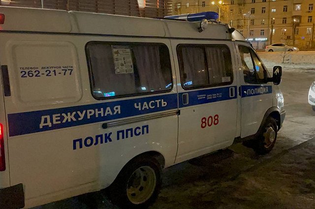 В гимназии Екатеринбурга полицейские устроили детям допрос и проверку телефонов прямо на уроке