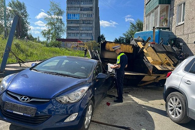 Екатеринбуржец, перевозивший асфальтоукладчик, въехал в стену многоэтажки в Качканаре
