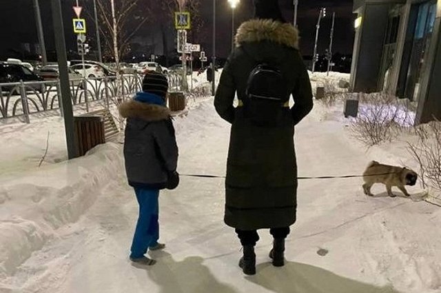 В Солнечном мама вывела ребёнка на мороз без обуви