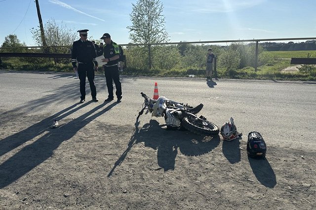 В свердловском посёлке 15-летний школьник с подругой на питбайке врезались в иномарку. Их увезли в реанимацию