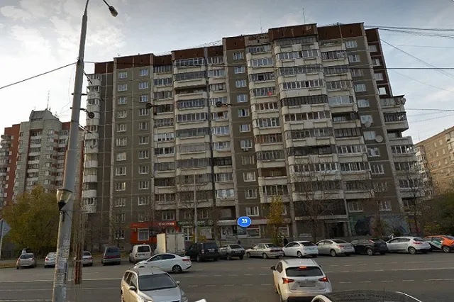 В Екатеринбурге под окнами многоэтажного дома нашли тело школьника