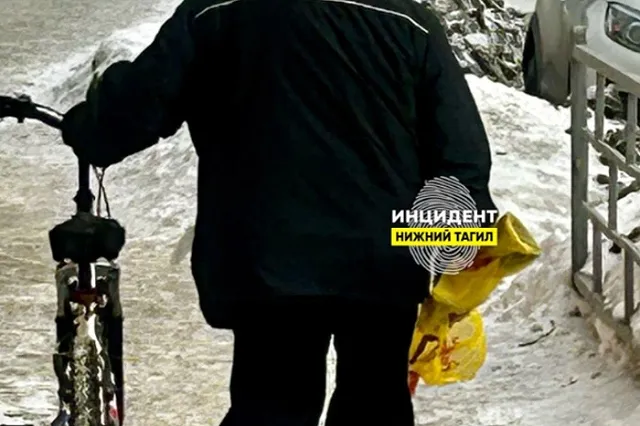 На улицах свердловского города заметили мужчину с оружием в руках