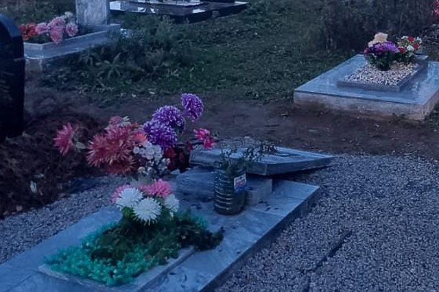 В Свердловской области неизвестные разгромили кладбище