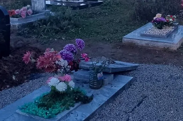 В Свердловской области неизвестные разгромили кладбище