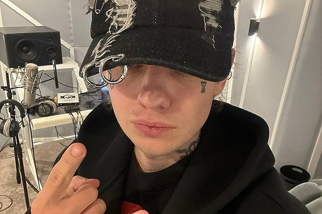 В Екатеринбурге вновь отменили концерт популярного у молодёжи артиста