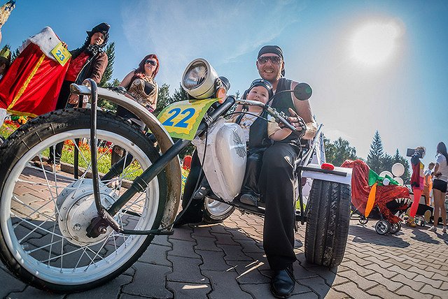 На параде колясок лучшими стали &quot;байкеры&quot; и &quot;пианисты&quot;