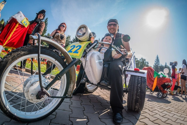 На параде колясок лучшими стали "байкеры" и "пианисты"