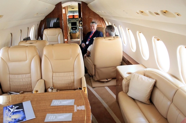 На пути самолета президента Total оказались сразу два снегоуборщика