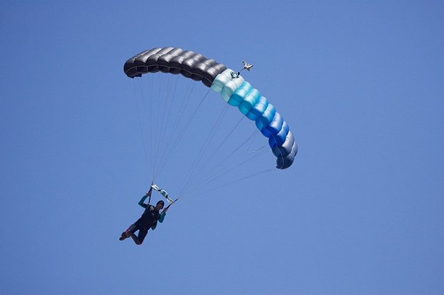 Экстремал из Перу стал звездой Интернета после неудачного прыжка с парашютом