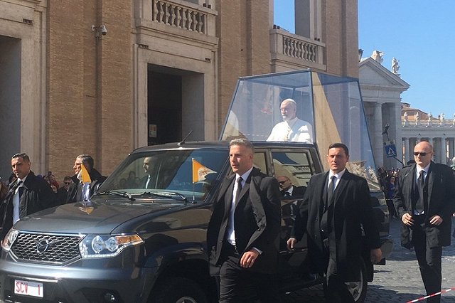 Папа Римский в кино пересядет на российский УАЗ
